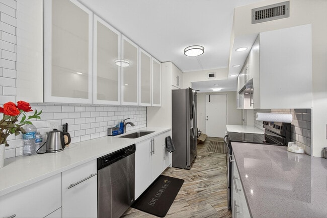 Building Photo - 4770 Fountains Dr S