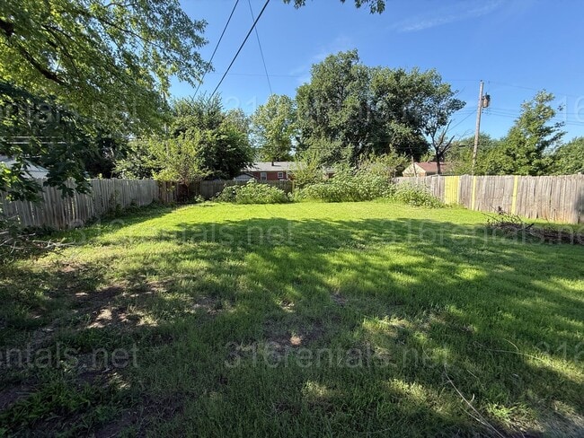 Building Photo - 5825 E Oakwood Dr