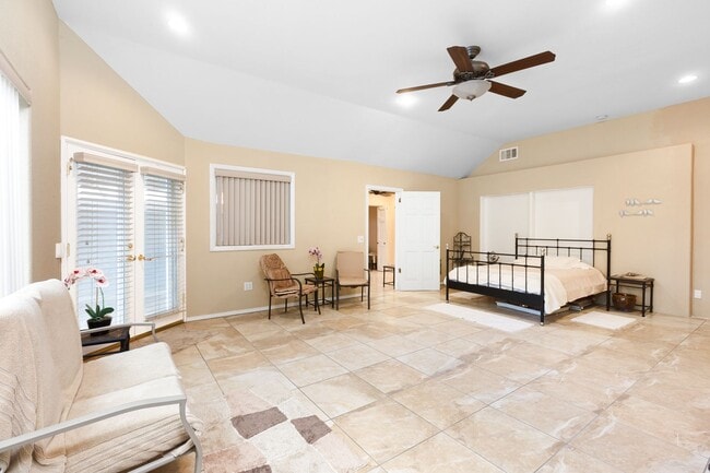 Building Photo - Warm & Inviting West Hills Home with Brigh...
