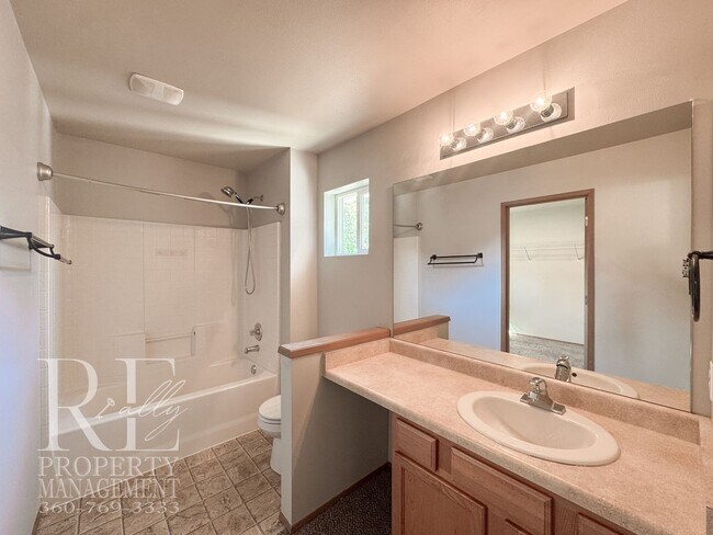 Building Photo - 2290 SW Siskin Cir