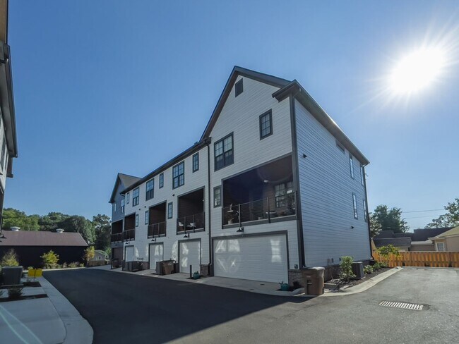 Building Photo - 2 BR 2.5 BA- Downtown Greenville Townhome- FOR RENT