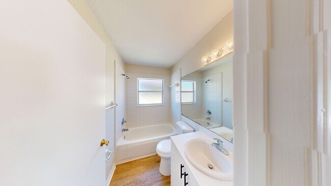 Building Photo - 3Bed/ 2Bath Home Available Now In Southcha...