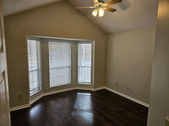 Building Photo - Darling 3br/2ba home. Available now! Scree...