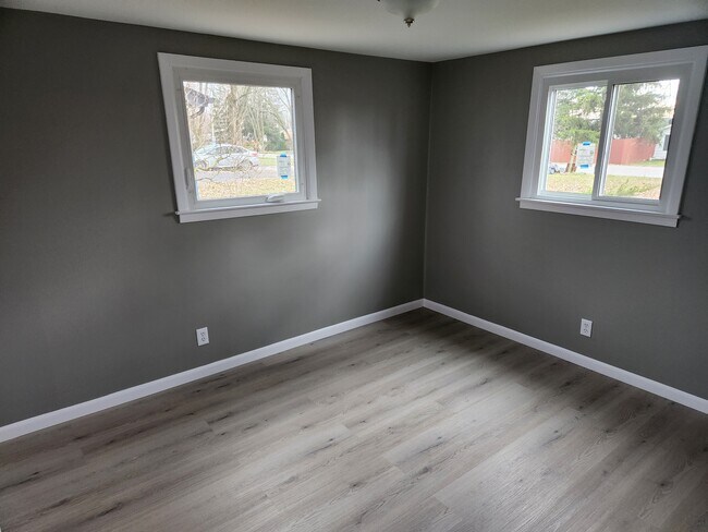 Building Photo - 910 W Windsor Ave