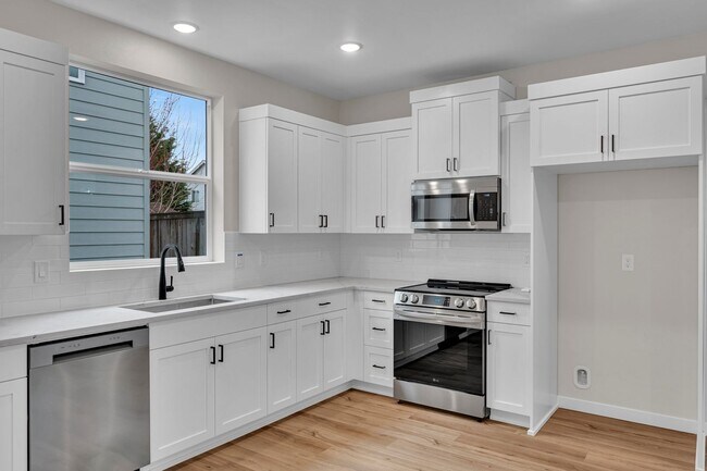 Building Photo - Move In Special Up to 3 Month's Free- Newb...