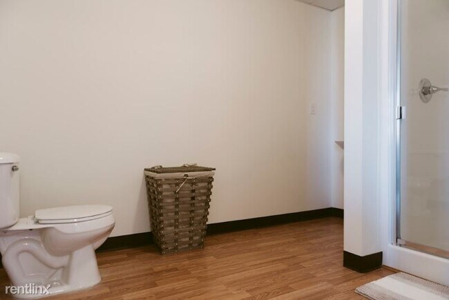 Building Photo - 2 br, 1 bath Apartment - 305 W. Broadway