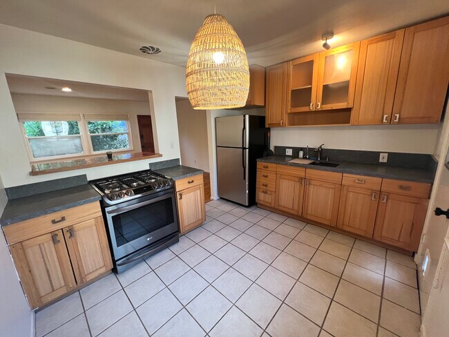 Building Photo - 647 Santa Clara Ave