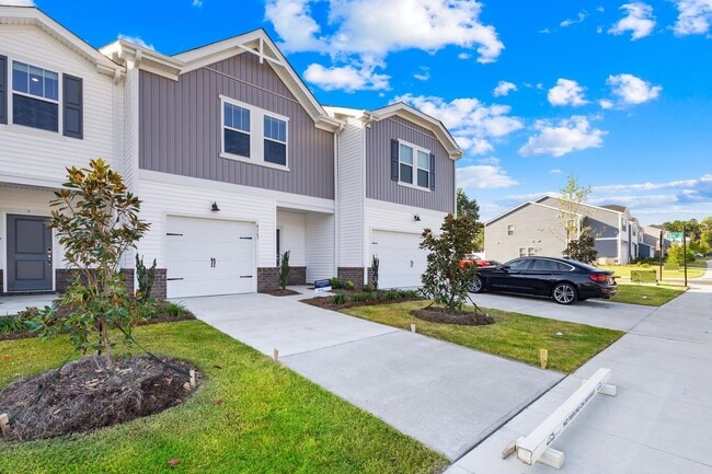 Building Photo - 3BR/2BA Townhouse Available JUNE 5!