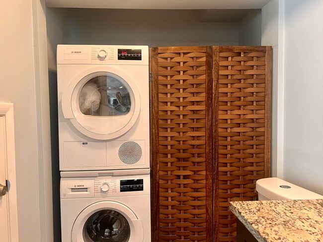 Building Photo - 141 E Riverside Dr