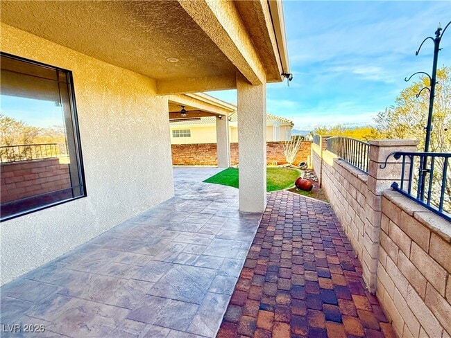 Building Photo - 3530 E Vineyard Dr