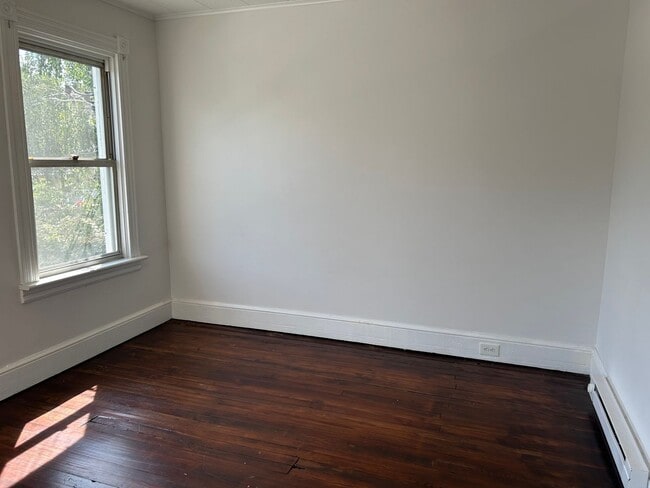 Building Photo - 3 Bedroom 1 Bath Home with Fenced Backyard