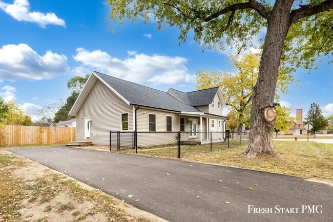 Building Photo - Spacious 4-Bedroom Home with Modern Style & Flexible Spaces