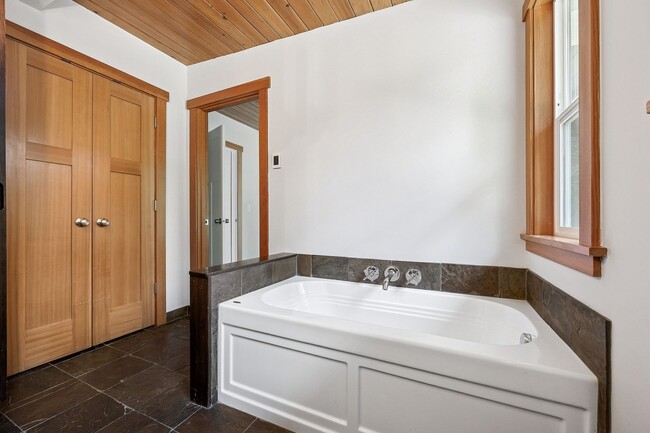 Building Photo - Beautifully Remodeled 3 Bed/2 Bath Edmonds...