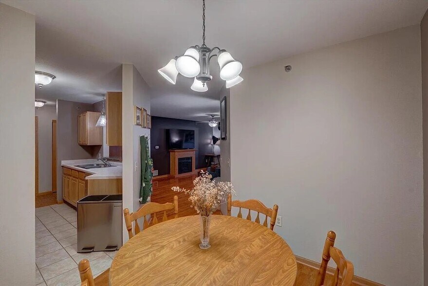 Building Photo - 102 Prairie Heights Dr