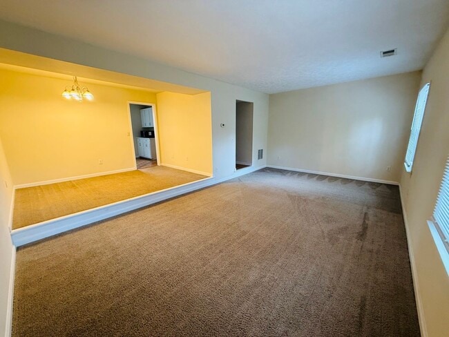 Building Photo - 4 Bedroom, 2.5 Bath Townhouse