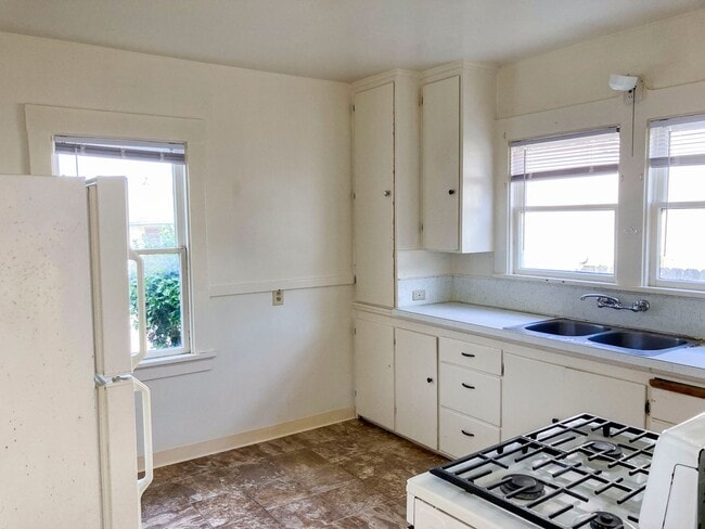 Building Photo - Pet-friendly home with a detached garage!