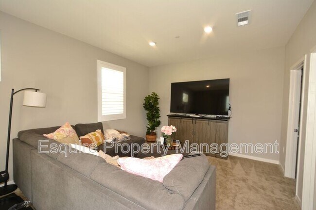 Building Photo - 643 Winchester Dr