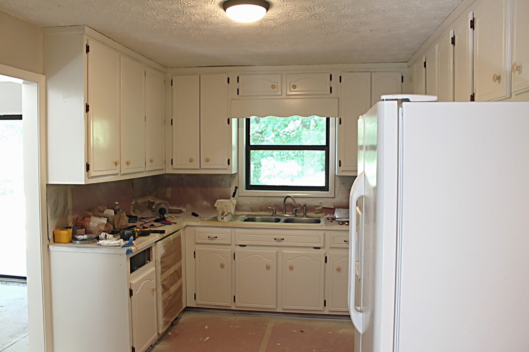 Kitchen with lots of cabinet space. All white appliances. Gas Stove. View to backyard. - 1095 Mountain Springs Dr NW