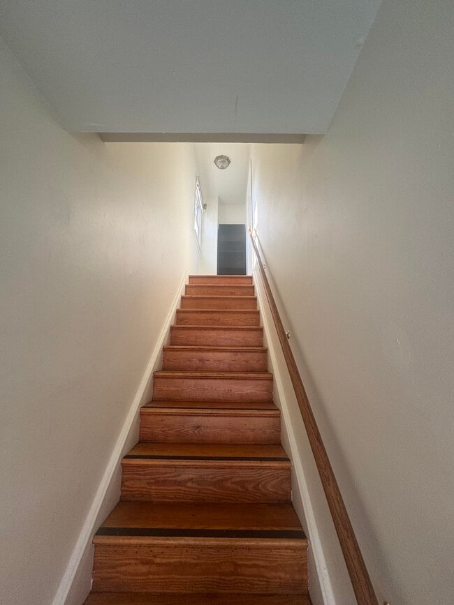 Building Photo - 121 Mallory Ave