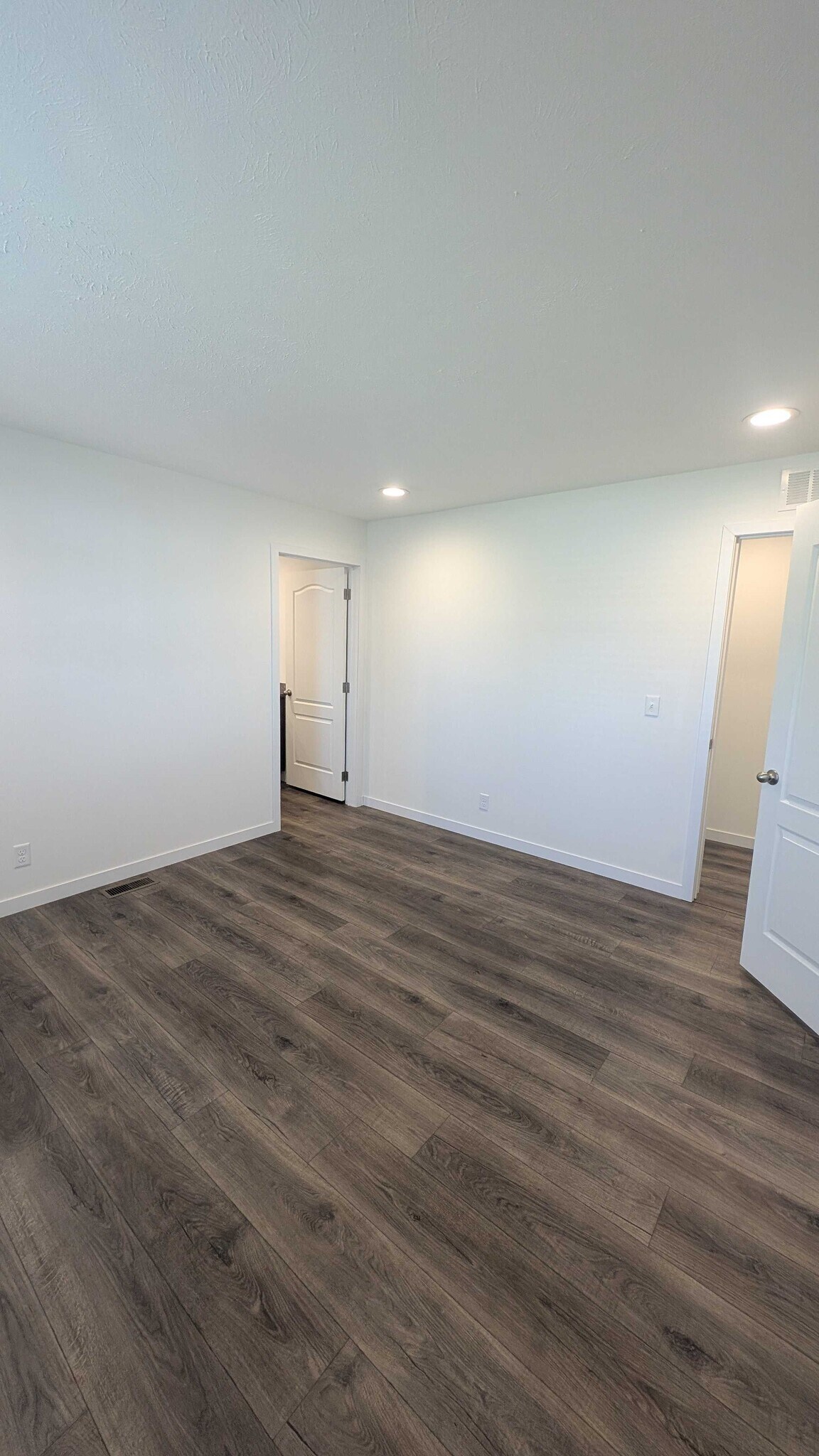 Building Photo - 9383 Evergreen Dr