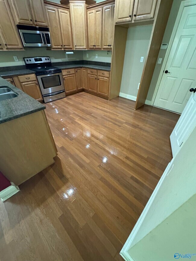 Building Photo - 210 Treetop Dr SE