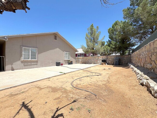 Building Photo - East El Paso 3bed/2bath Refrig A/C!