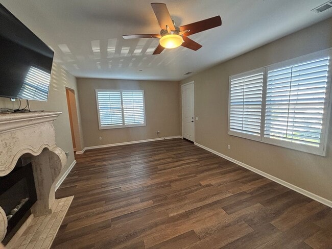 Building Photo - 4-Bedroom Home in the Gated Villa Metro Community!