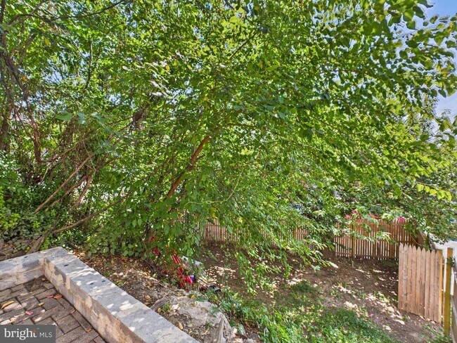 Building Photo - Great Townhouse w/ 2 Bedrooms, 1.5 Baths, ...