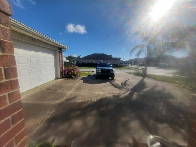 Building Photo - 827 Charlie Dr