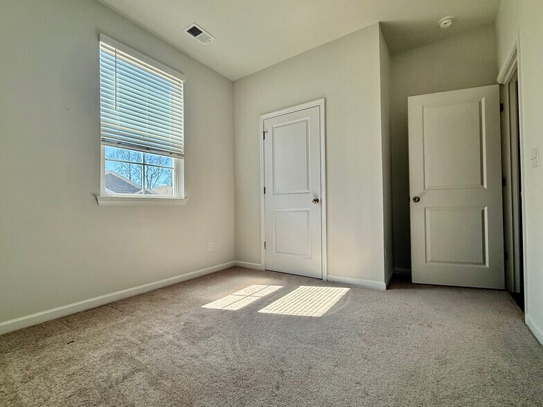 Building Photo - 320 Windy Wds Wy