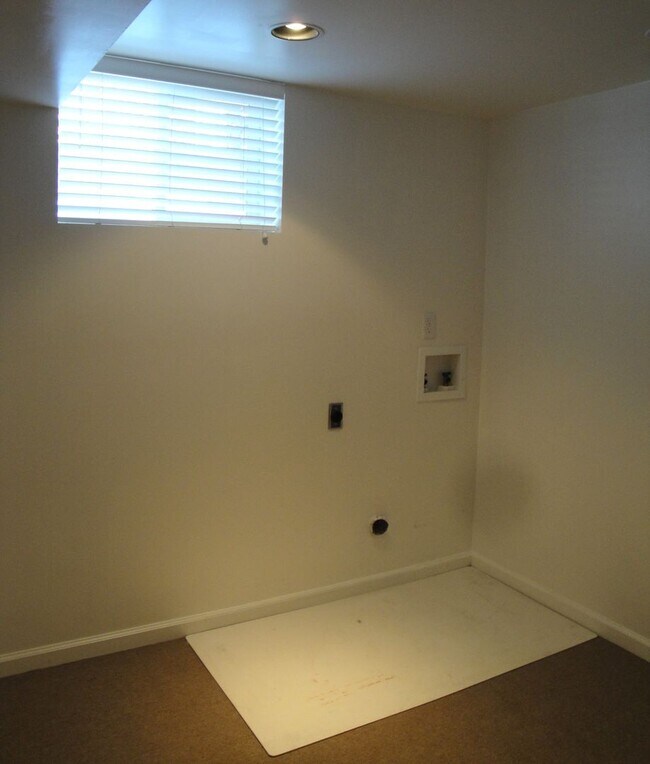 Building Photo - 3 Bedroom Home Near Sugarhouse!