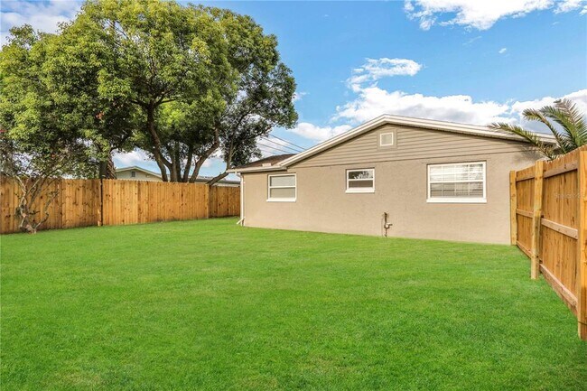 Building Photo - 1415 Classic Dr