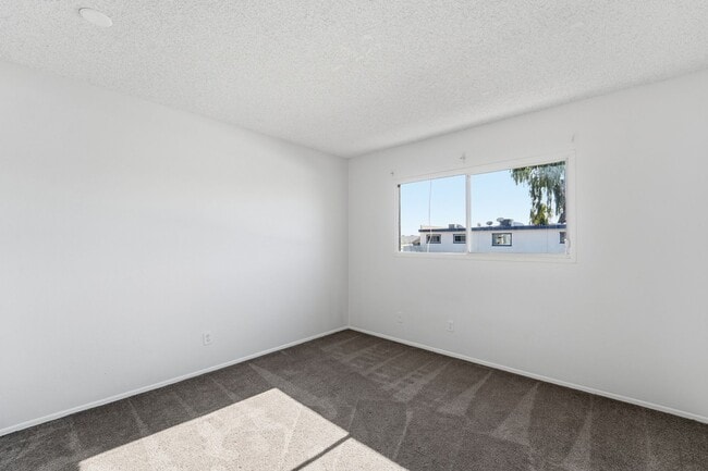 Building Photo - Beautiful 3-Bedroom Townhome in Northern Manor West