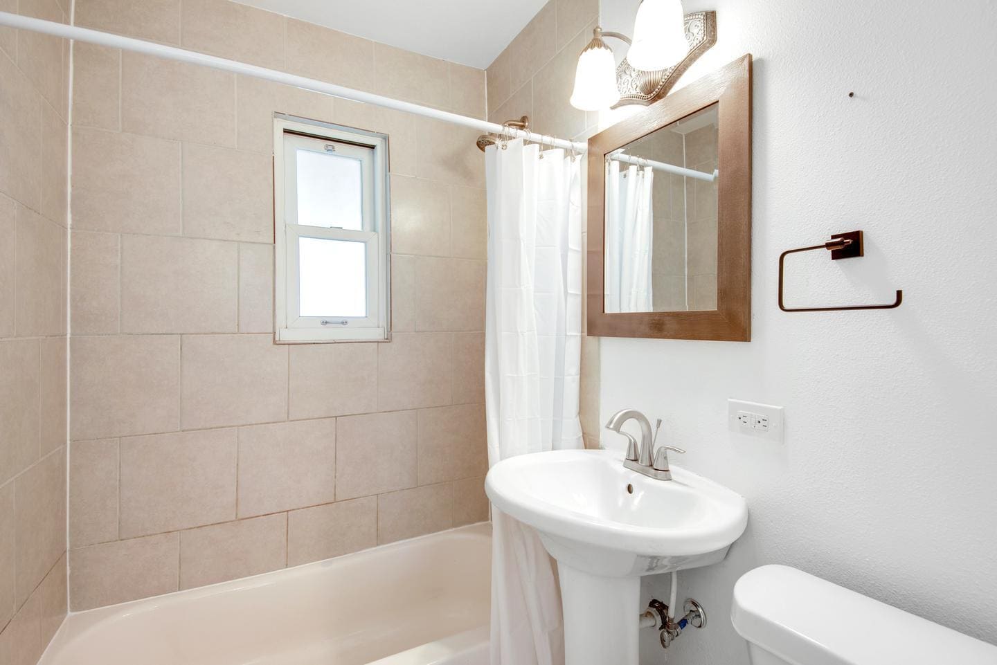 Building Photo - Move-in-ready Park Hill home with oversized yard for entertaining