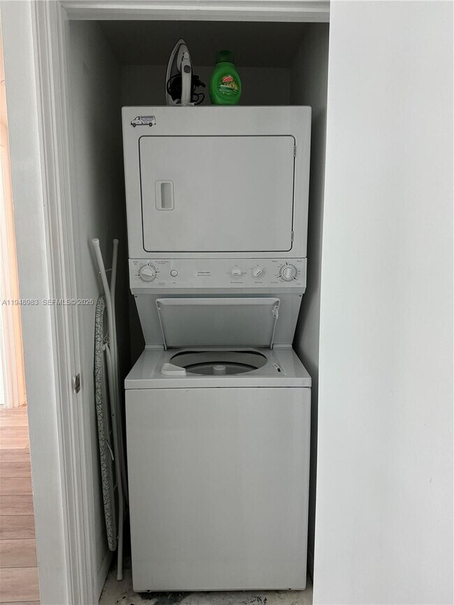 Building Photo - 500 Brickell Ave