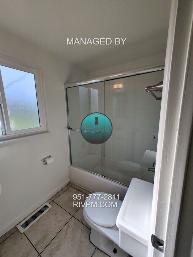 Building Photo - Mid-Century Modern Beauty with Spacious Backyard