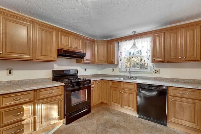 Building Photo - 25% off 1st months rent! Well maintained, 3 Bedroom single family home in lovely Westford neighbo...