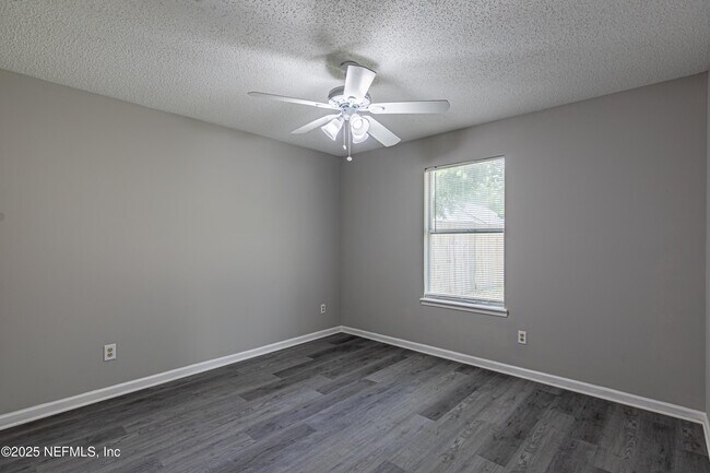 Building Photo - 1836 Manitoba Ct N