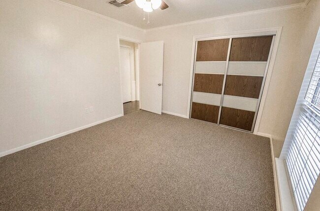 Building Photo - 25602 Oakhurst Dr
