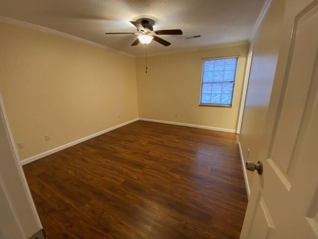 Building Photo - PRICE IMPROVEMENT!!  CHARMING 2 BEDROOM CO...