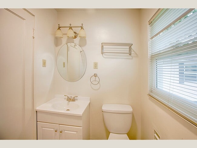Building Photo - Lovely Mid-Century Gem in Peaceful Park Li...