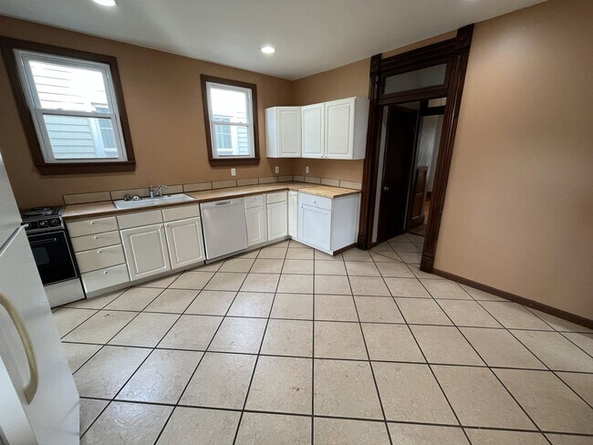 Building Photo - 2 Bedroom House For Rent