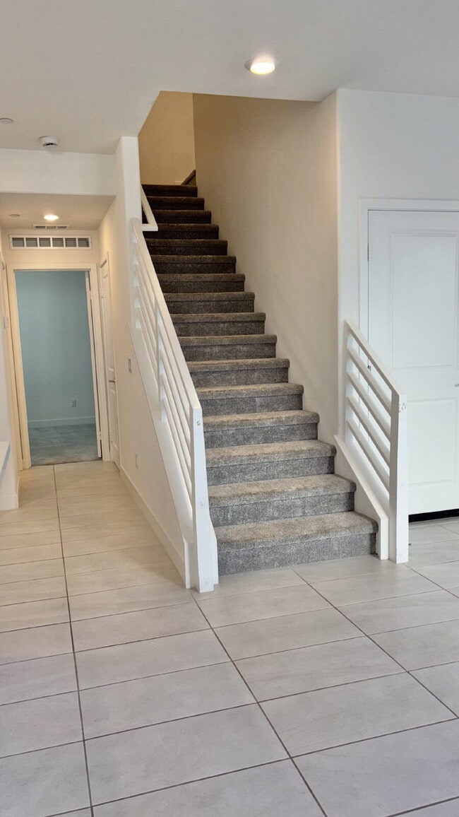 Building Photo - 4 Bedrooms Available University Park