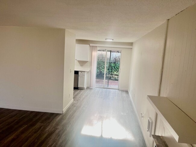 Building Photo - Cool Reno and Nifty Private yard too-Inner SE Duplex