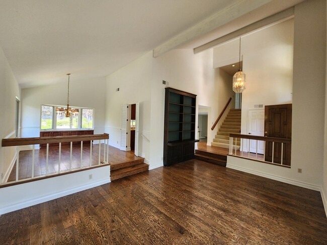 Building Photo - 4 Bedroom House in Scripps Ranch South Of Pomerado(Crown Pointe)