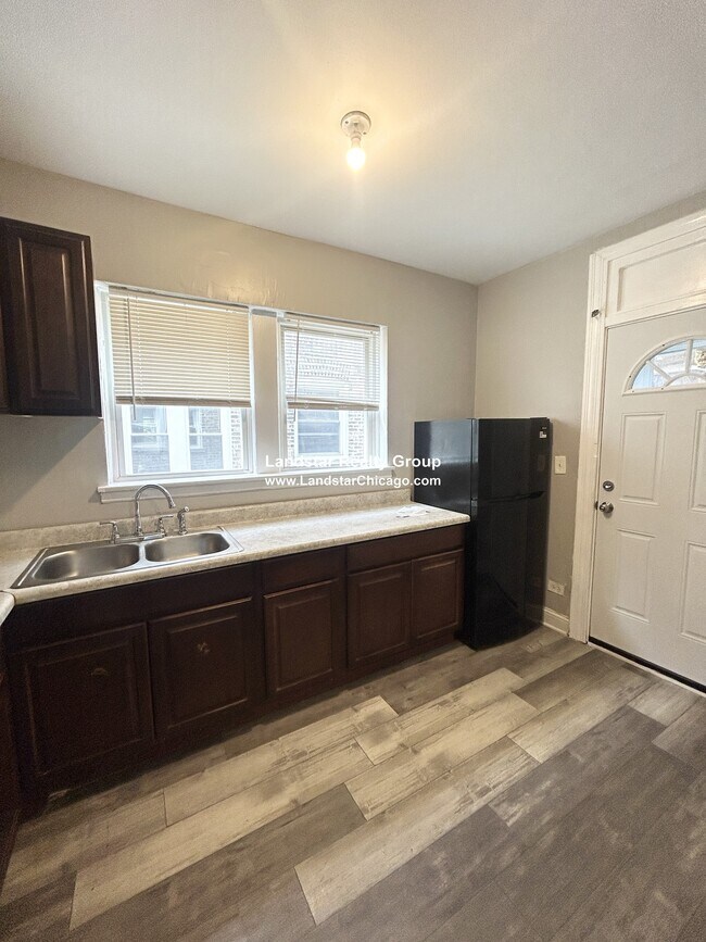 Building Photo - 7344 N Damen Ave