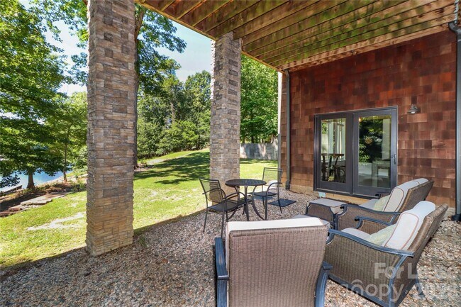 Building Photo - 111 Farmington Ln