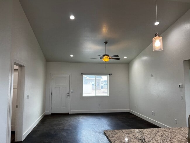 Building Photo - 3 bed/2 bath House with private Hot Tub