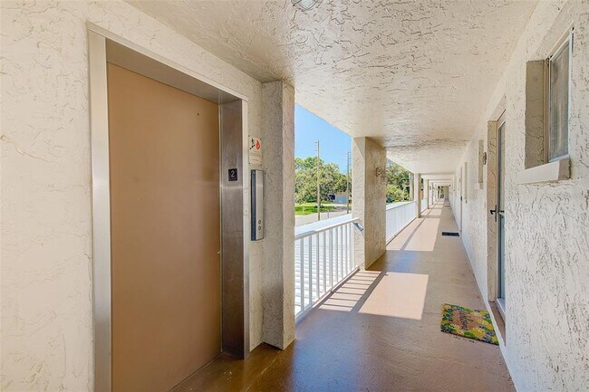 Building Photo - 215 Valencia Blvd