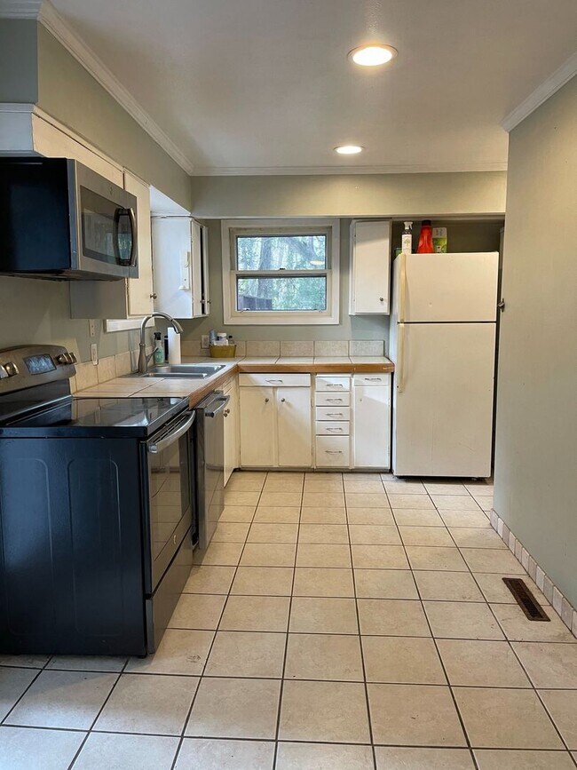 Building Photo - Large Duplex home with giant deck, parking, in quiet neighborhood, Available in June